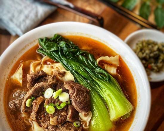 Spicy beef noodle soup 麻辣牛肉面